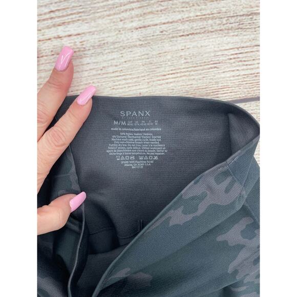 Spanx Look At Me Now Cropped Seamless Leggings Women's Size M Black/Gray Camo - Picture 3 of 6